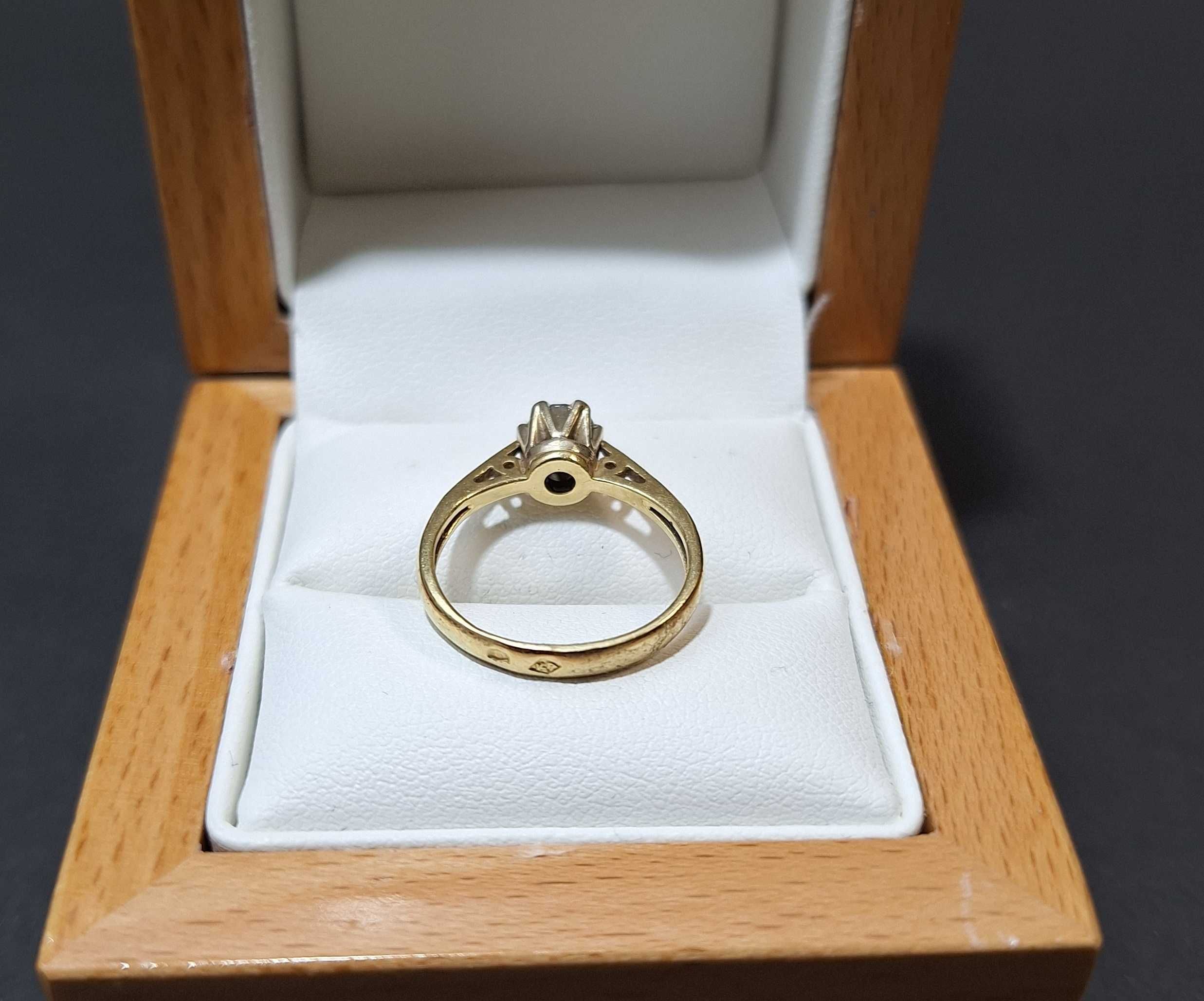 złoty pierścionek z cyrkonią 2,6G 585 R.11