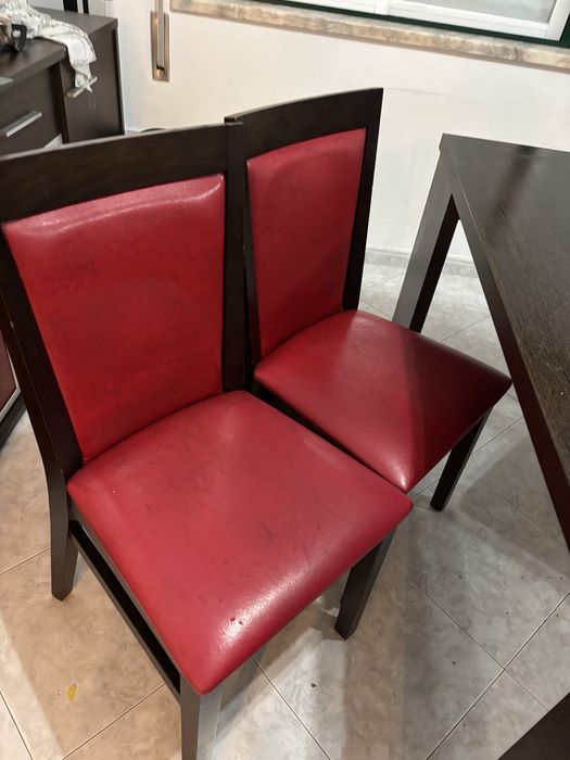 Mesa de refeiçao com cadeiras