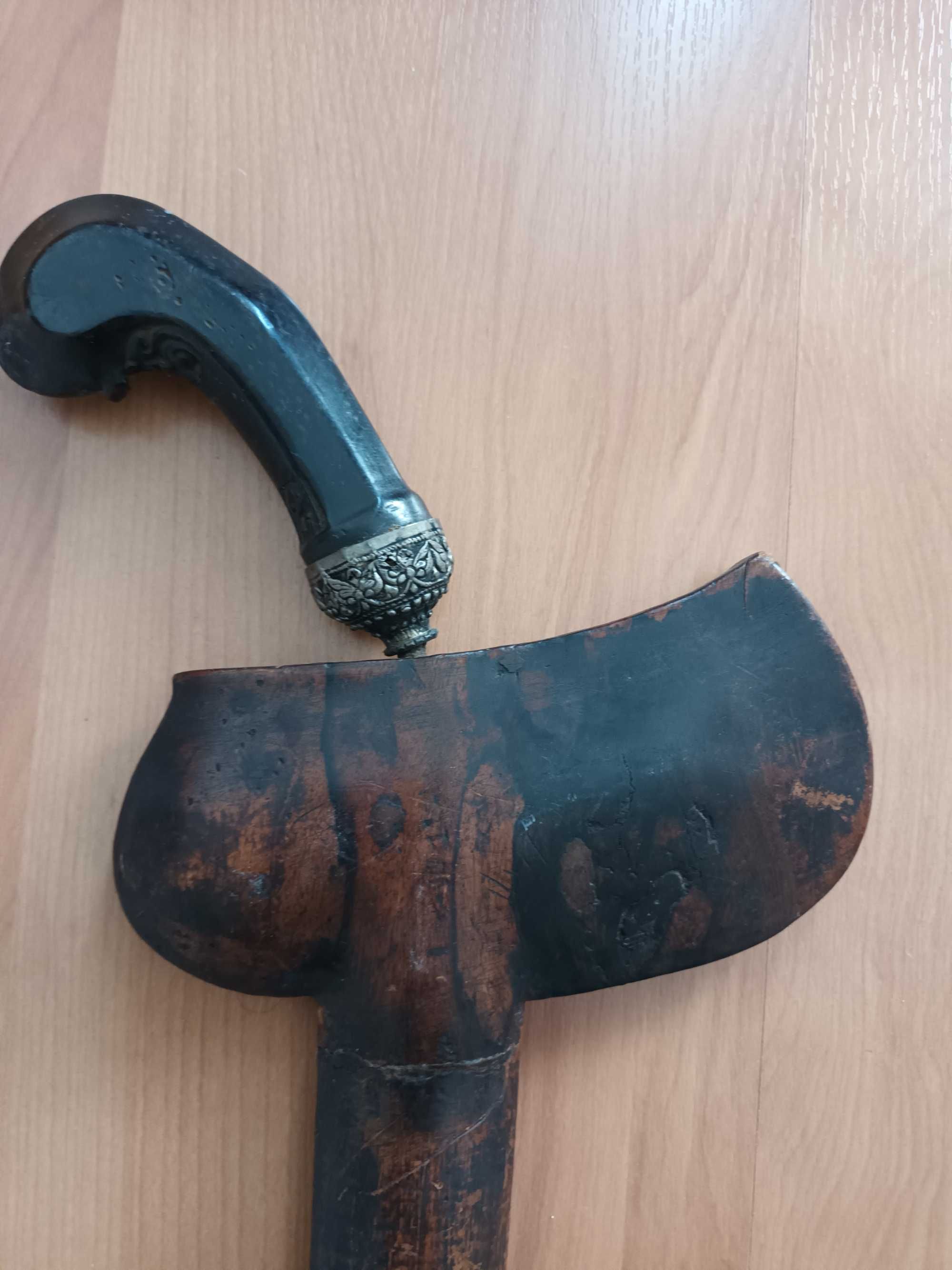 Espada com baínha tomahawk toda trabalhada