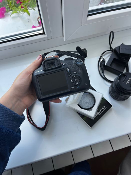 Canon 1200D + 18–55mm (kit) + 2 батареї + зарядка + кабель