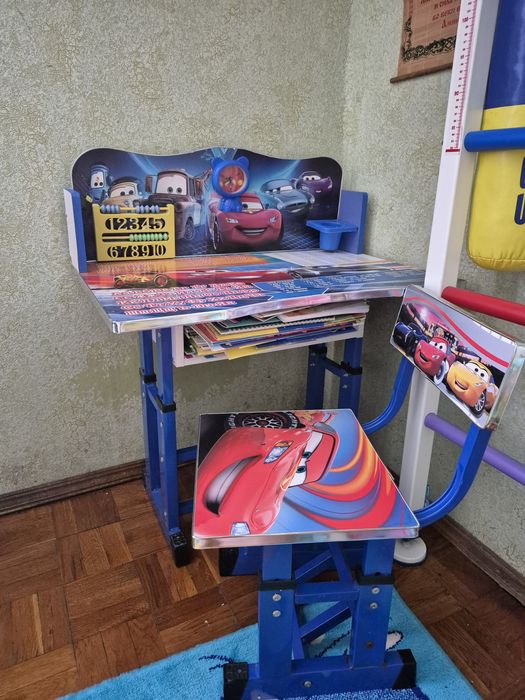 Продам стол и стул для младших классов