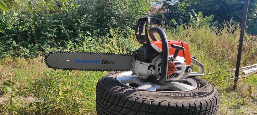 Бензопила STIHL  профессиональная.