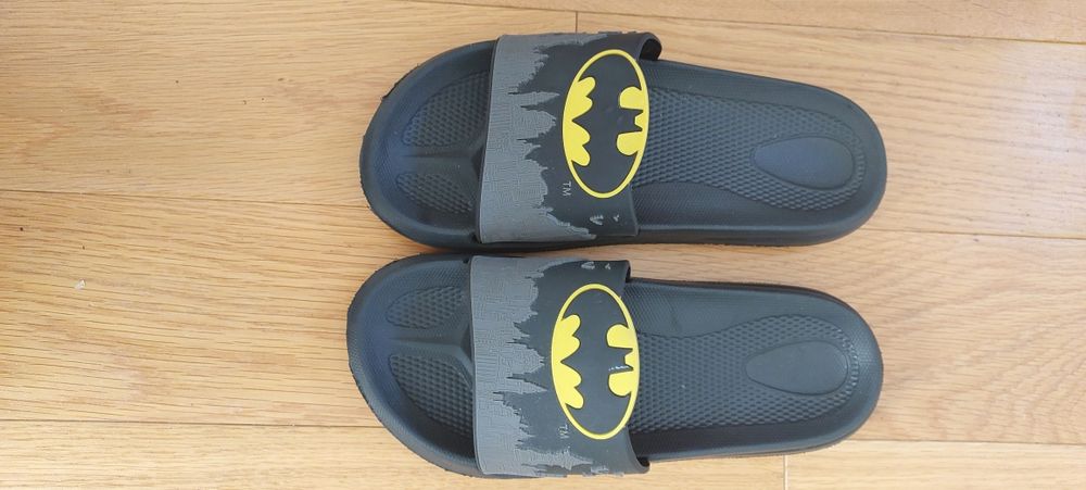 Klapki basenowe z logo Batmana