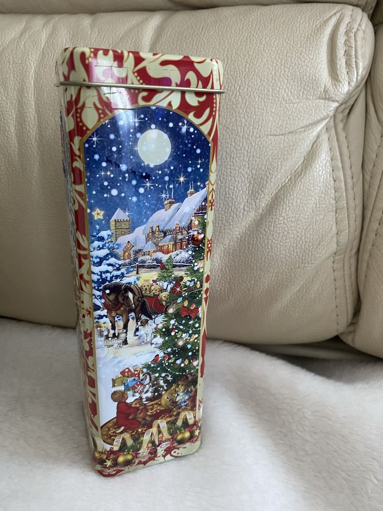 Puszka świąteczna bożonarodzeniowa  wysokosc 21 cm