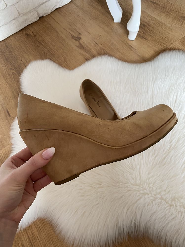 Beżowe buty na koturnie