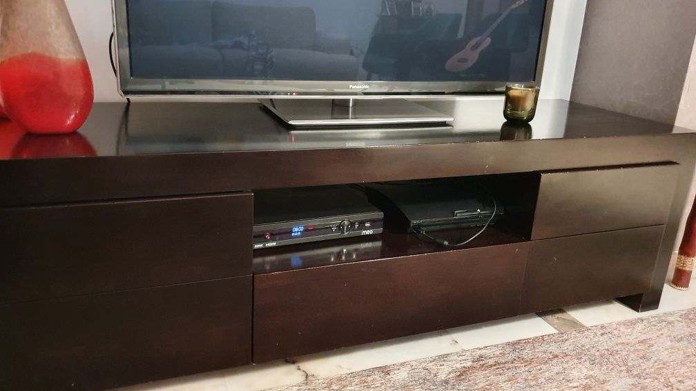 Aparador para tv de Design em madeira maciça, para tv. Quatro gavetas