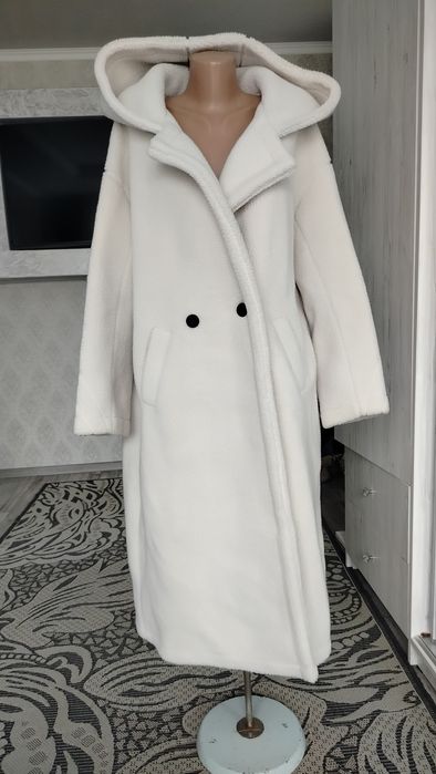 Шуба з капюшоном,на високий зріст бажано