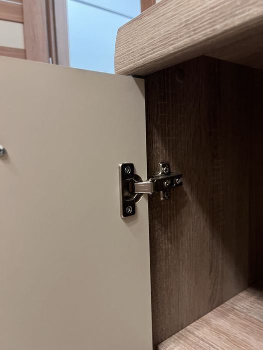 Szafkę RTV z wieloma półkami