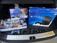 Продам PS4 Pro 1tb + vr очки + контроллер прицеливания + 8 игр