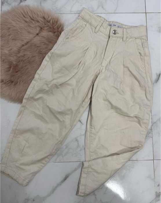 Стильные молочные джинсы мом с защипами Denim co