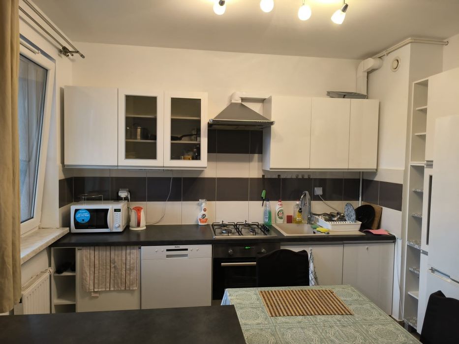 Słoneczny pokój ,  2 x łazienka,  ochrona 24 h , parkingi .