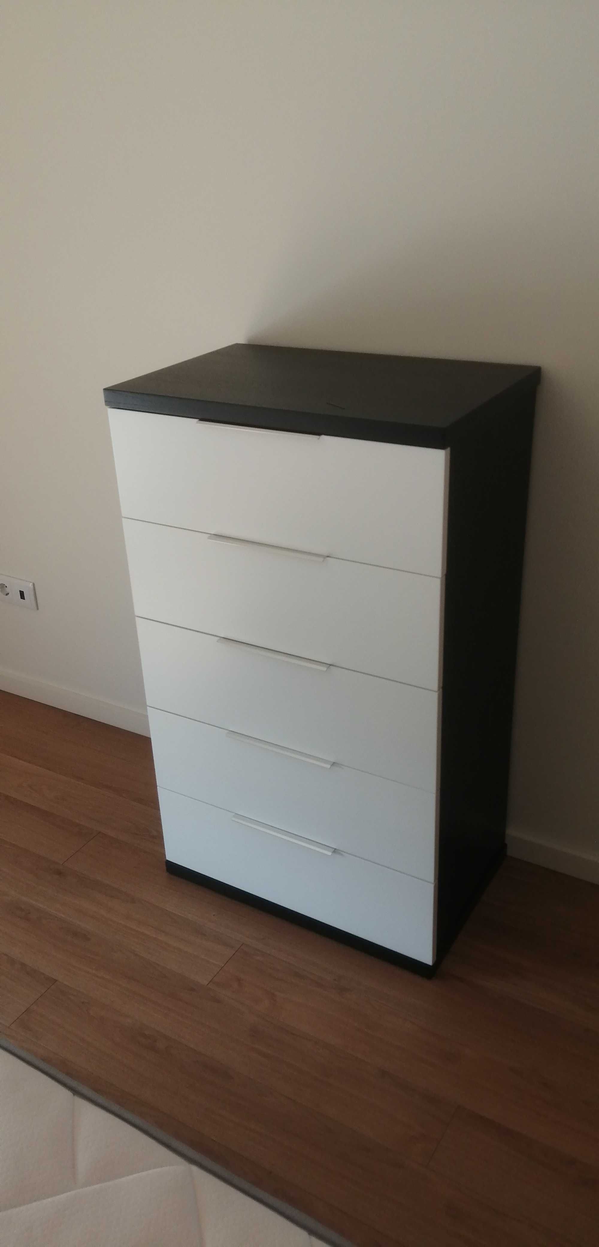 cama de casal e móvel