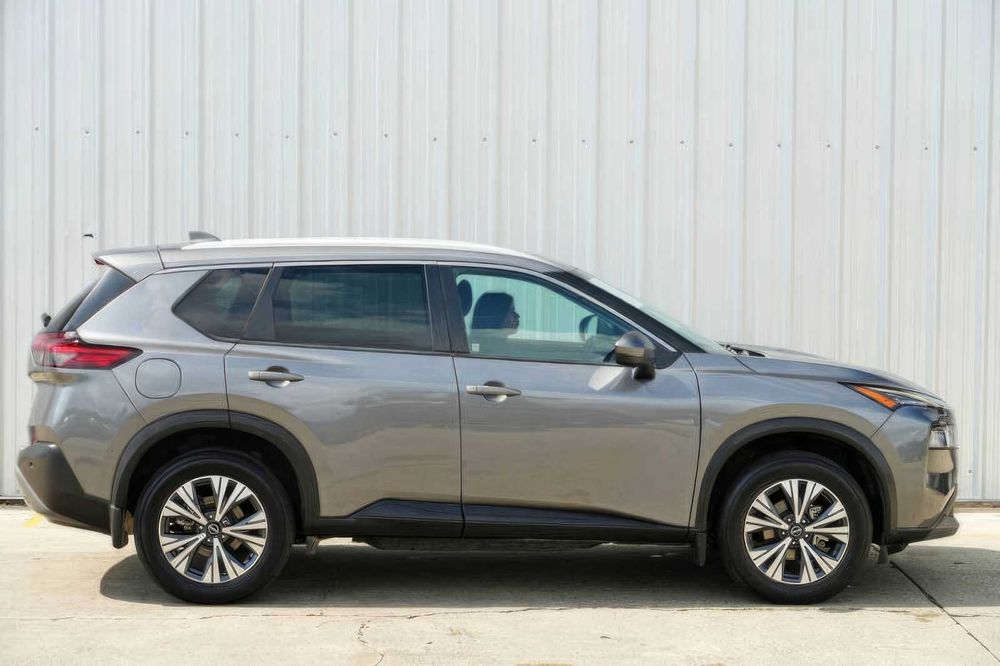 Nissan Rogue SV      2022