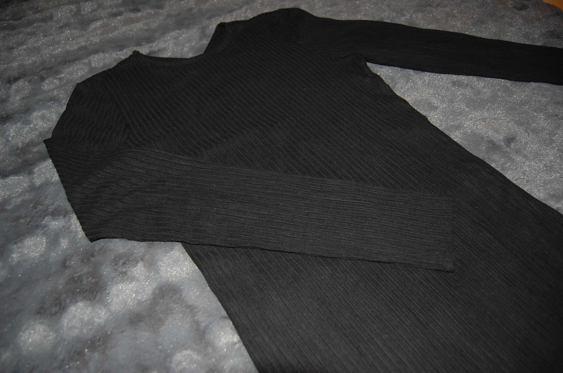 Czarna prążkowana sukienka Mohito z długimi rękawami
