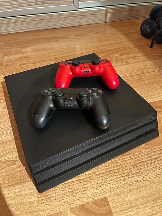 Ps4 Pro 1 trb+ dwa pady+ gry= stan idealny!