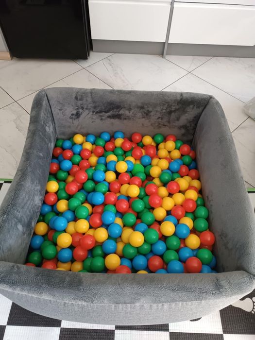 Basen z kulkami.  .