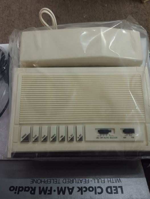 Radio despertador com telefone vintage