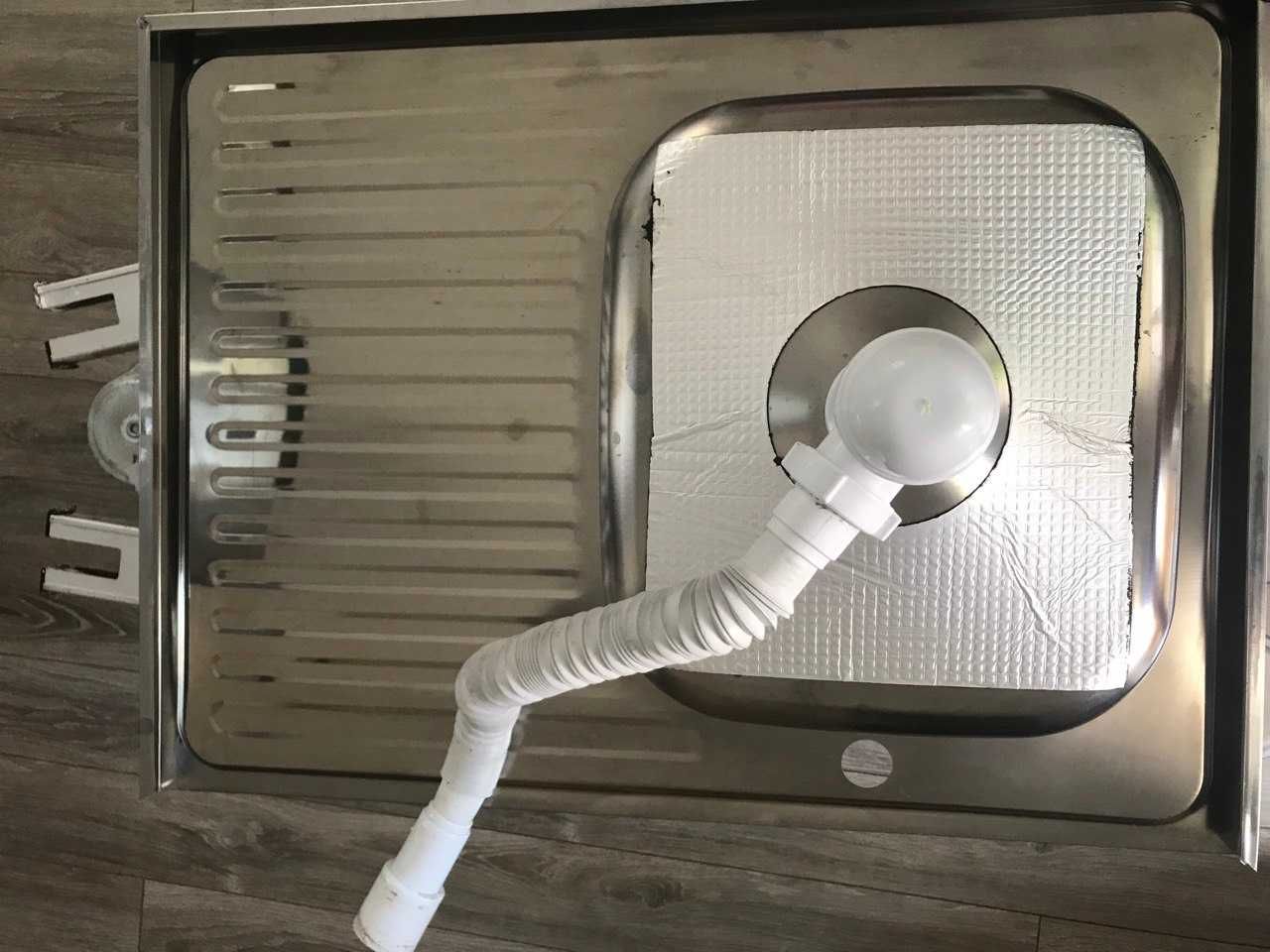 Мийка кухонна накладна з отвором під змішувач та сифоном