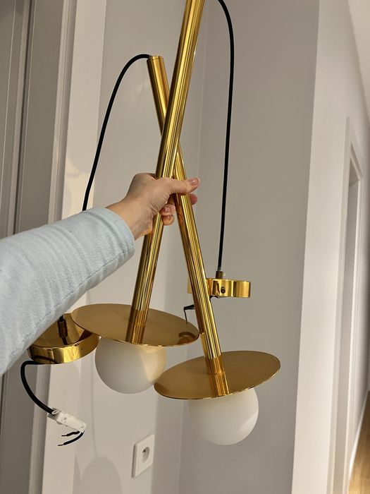 Dwie zlote lampy wiszące kulka