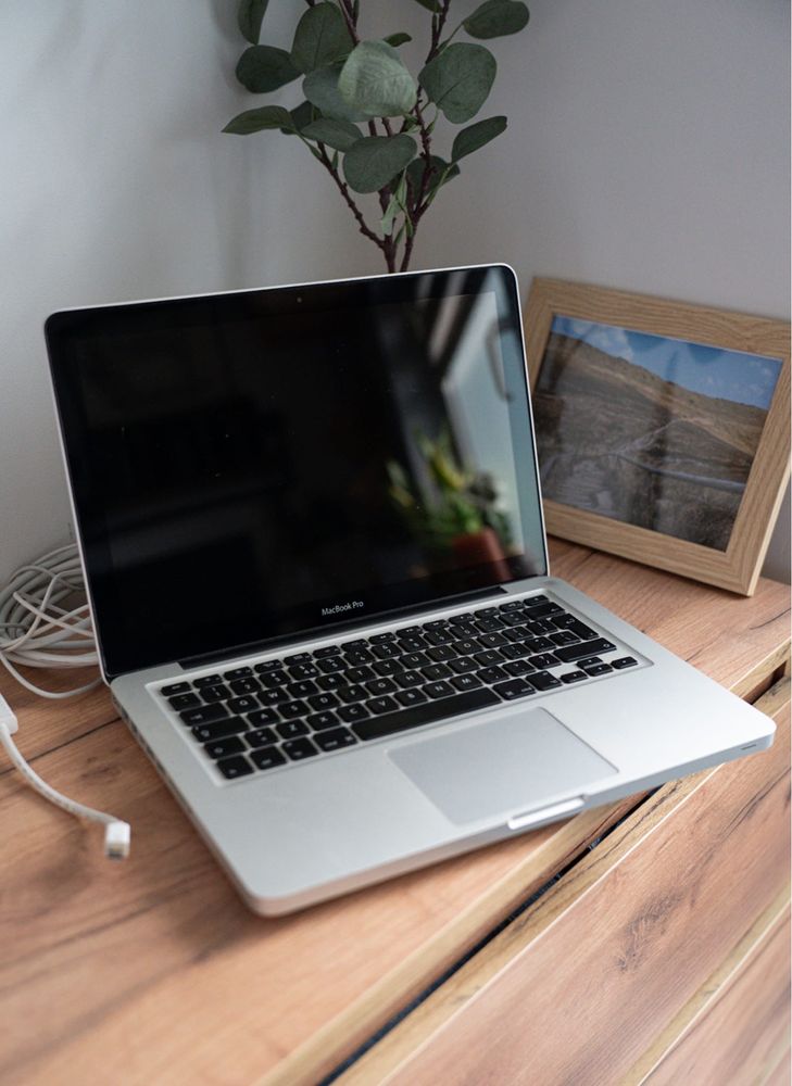 Macbook Apple A1278 laptop 13” cali