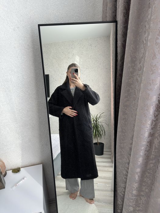 Чорне зимове пальто