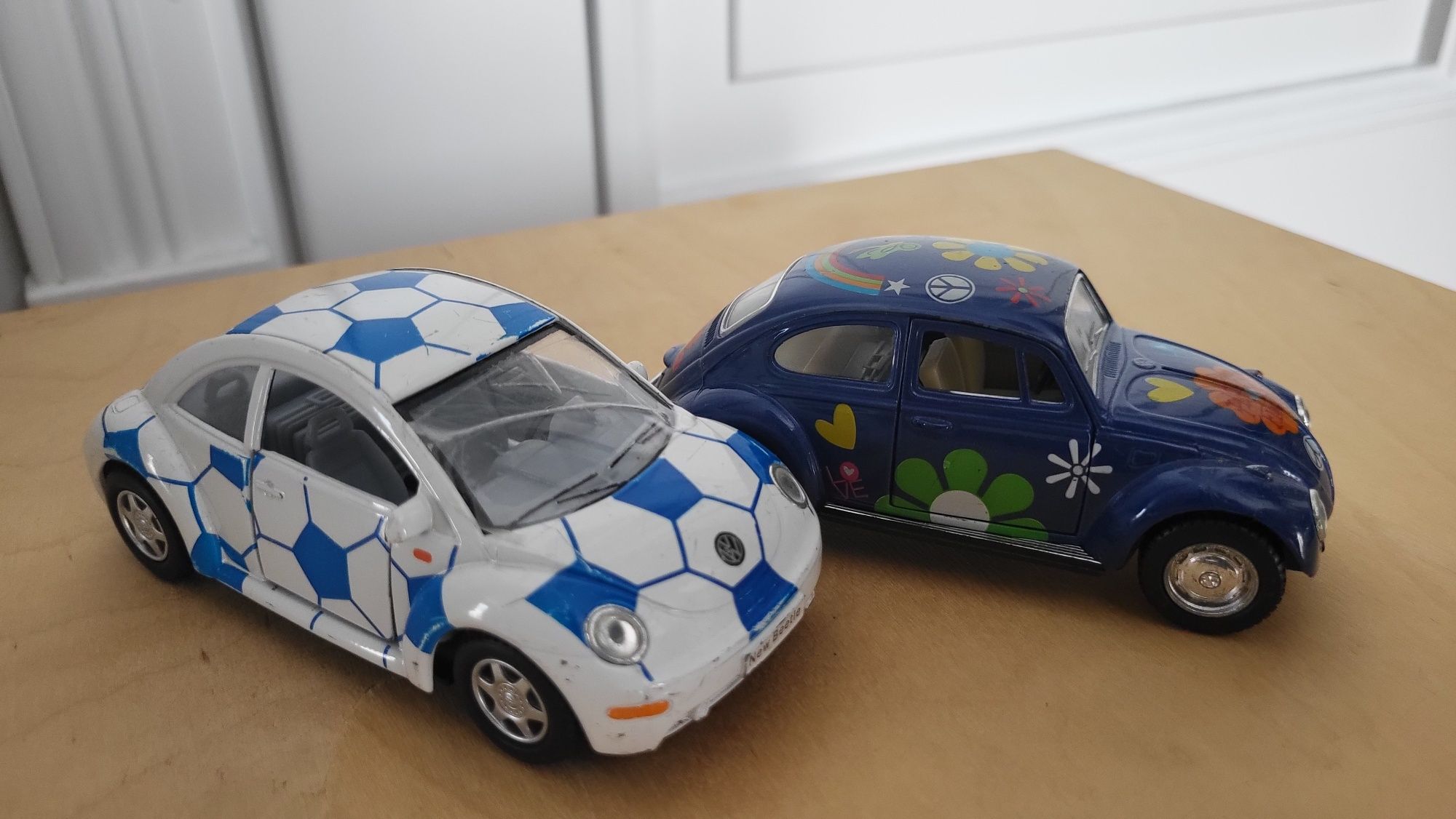 VOLKSWAGEN NEW Beetle - dwa samochodziki