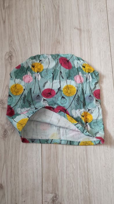 Cienka czapka damska wiosenne kwiaty