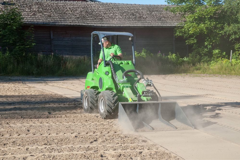 Zakładanie trawników - równanie i niwelacja terenu - prace ziemne