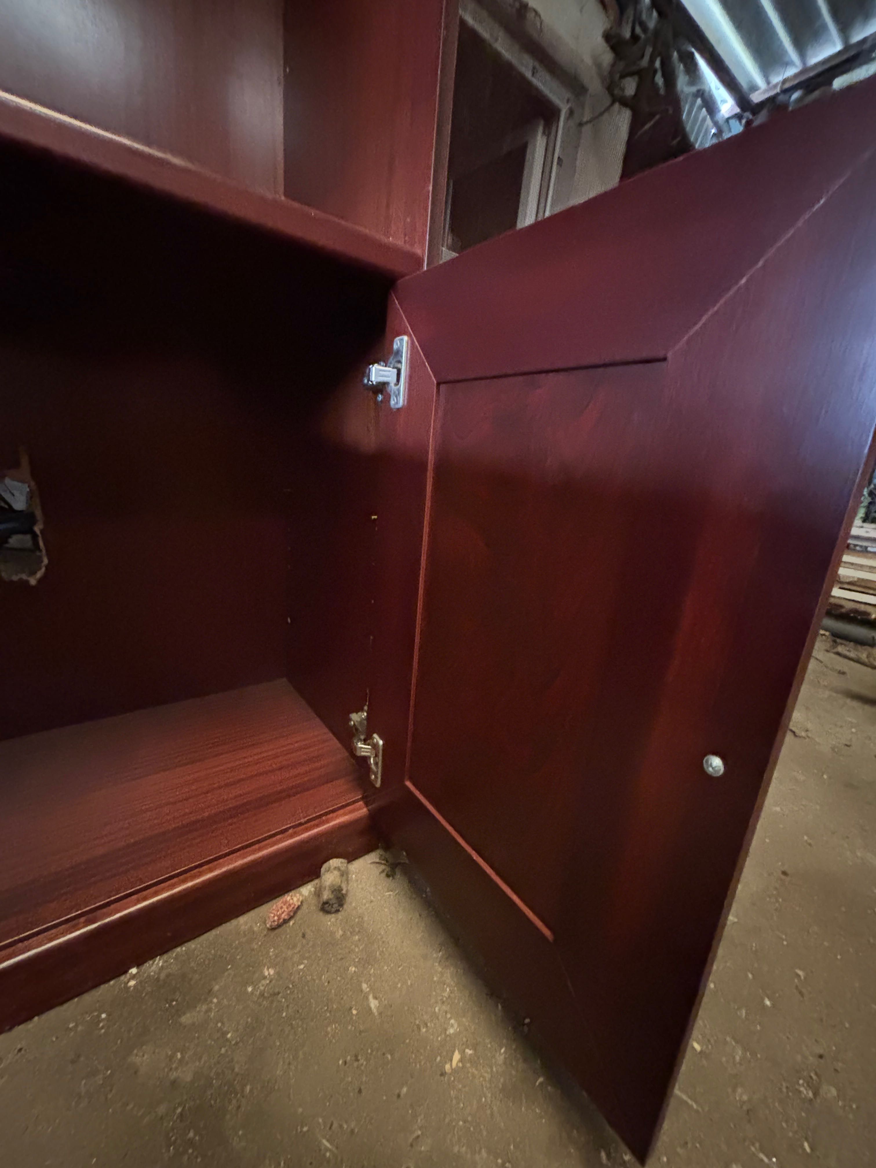 Armário de madeira com 4 portas e espaço para mais