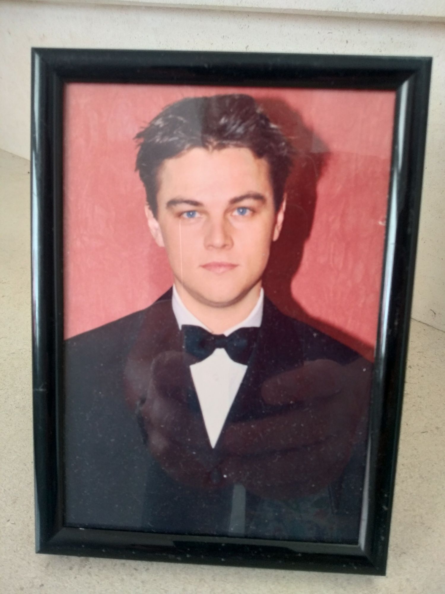 Moldura com fotografia antiga do Leonardo DiCaprio