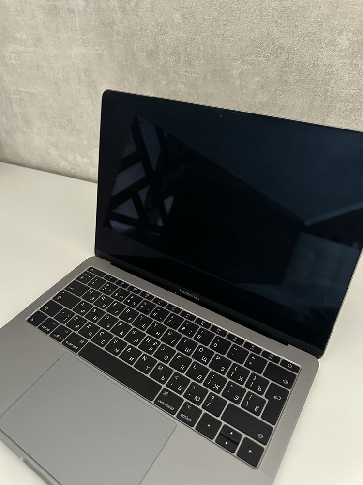 MacBook Pro 13” (2017, Core i5, 8GB RAM, 128GB SSD)