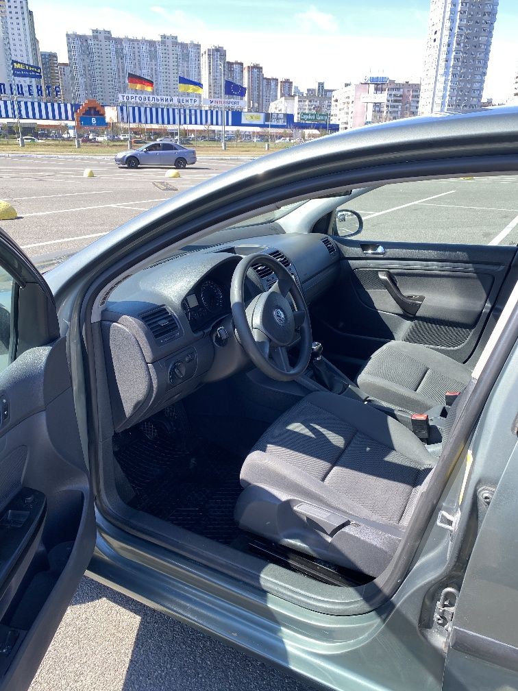Volkswagen Golf 5 1,6 MPI бензин