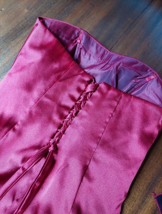 Vestido comprido vermelho com écharpe