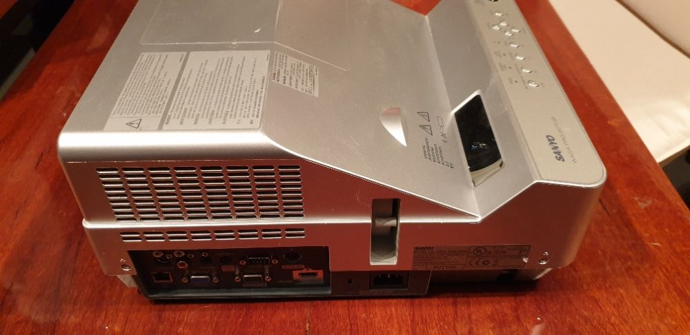 Sanyo PDG-DWL2500 projektor ultrakrótkoogniskowy