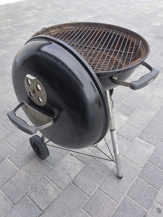 Churrasqueira a carvão Weber Compact Kettle.