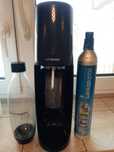 Saturator SodaStream + butelka+ pełny nabój CO2.