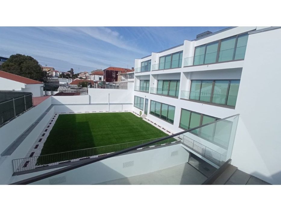 Apartamentos T1 c/ garagem - Costa Cabral