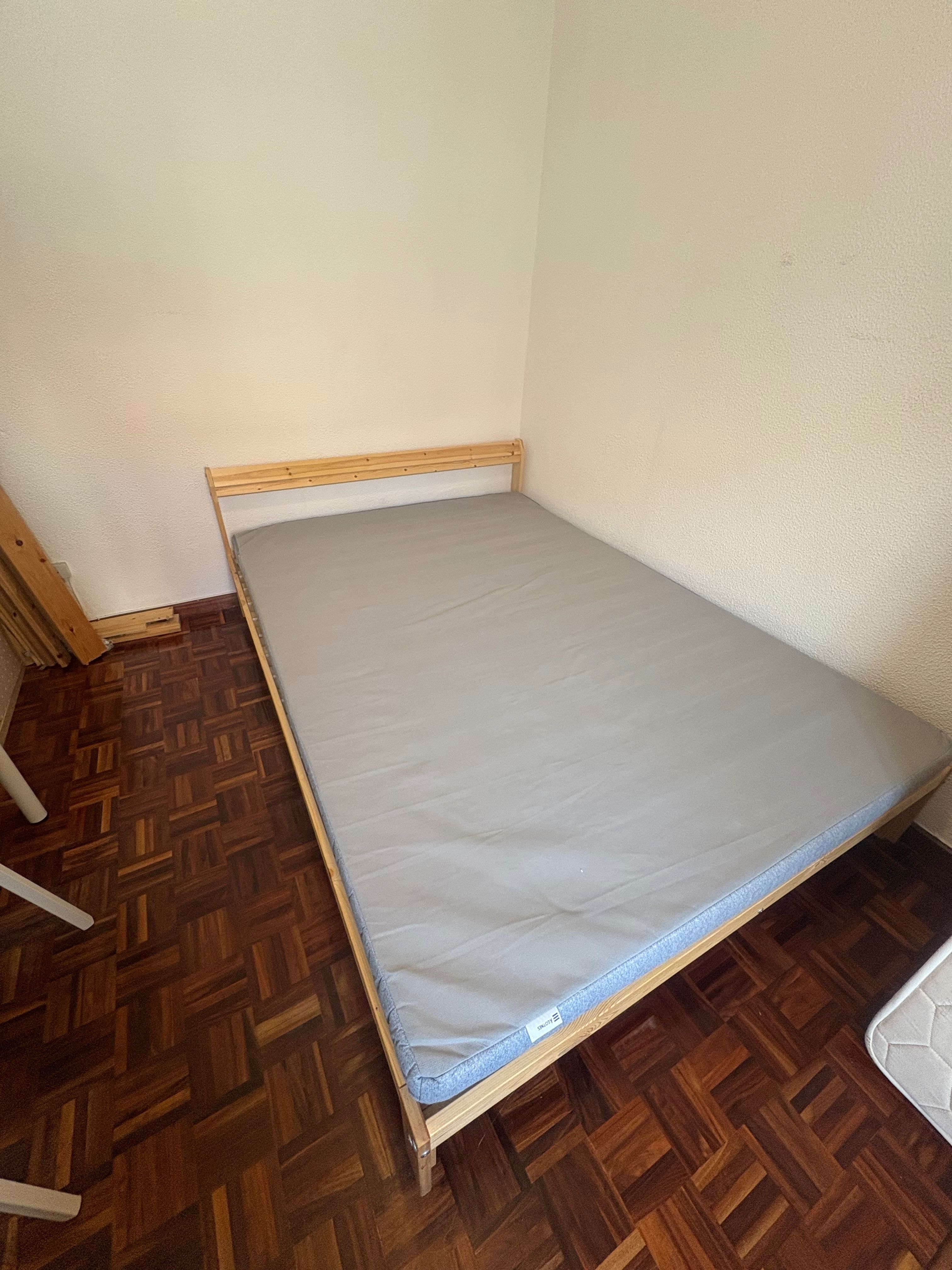 Cama casal IKEA (com estrado e colchão)