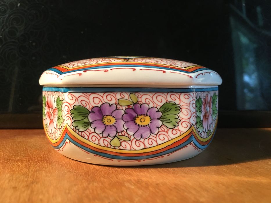 LIMOGES FRANCE - hexagonal, antiga, c/ pint. á mão e interior, 11x5 cm