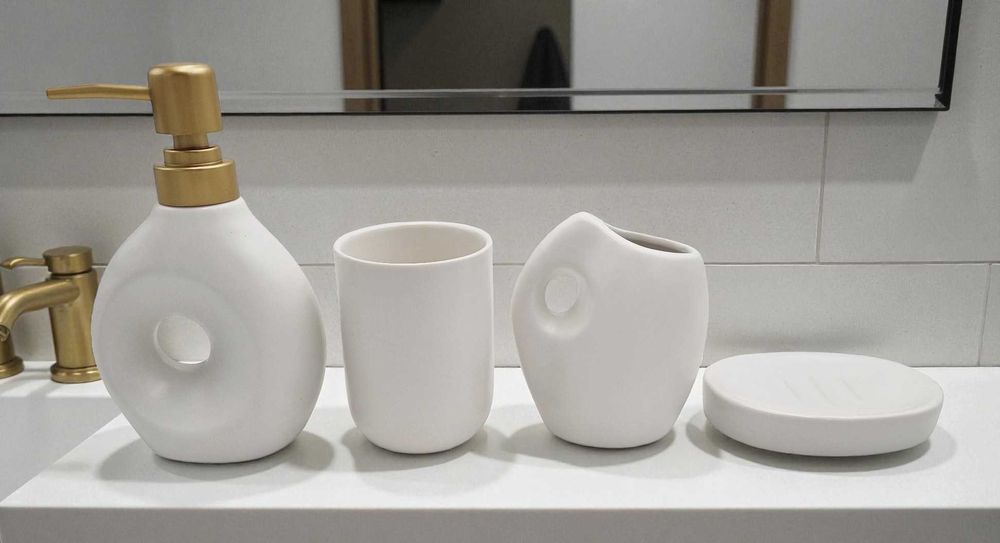 Zestaw łazienkowy biały dozownik kubek mydelniczka kubek na szczoteczk