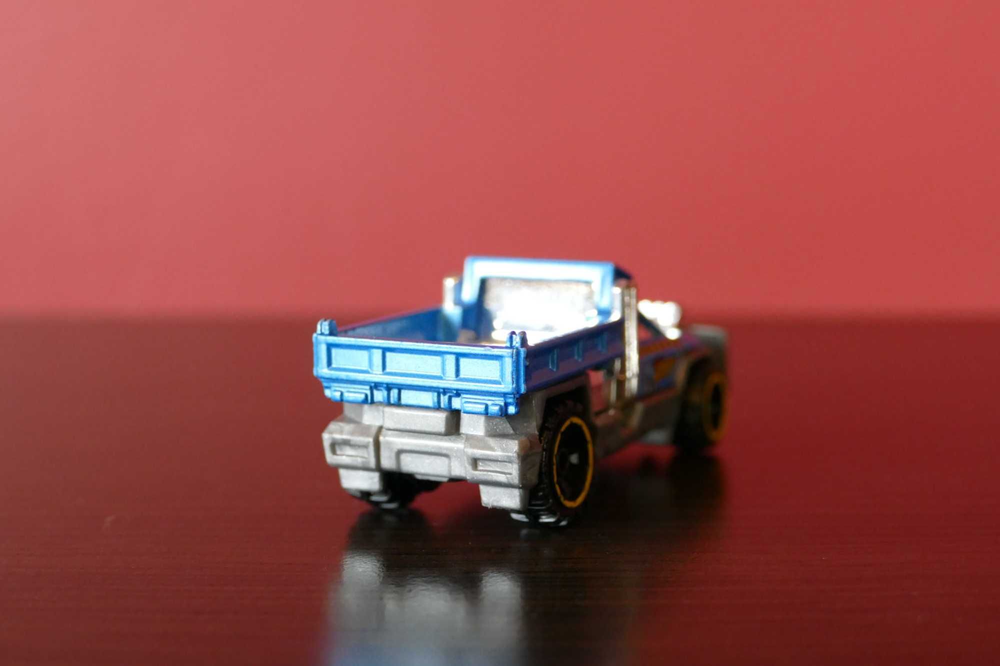 Hot Wheels autko ""Resorak City Winter Service 2013