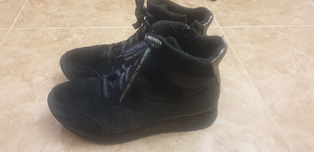 Продам замшеві ботінки