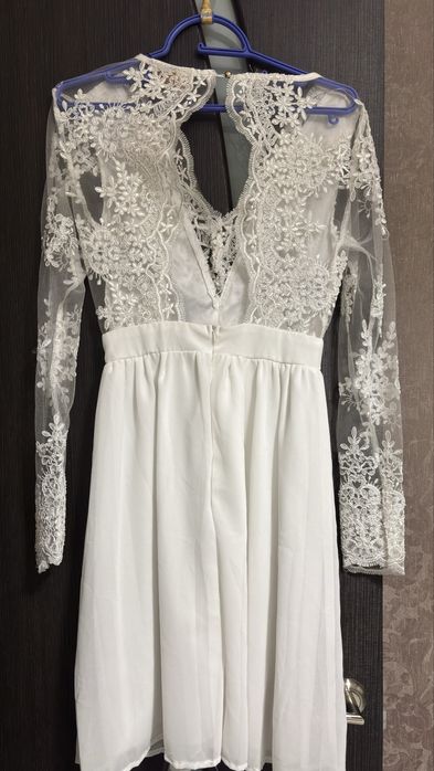 Жіноча біла сукня