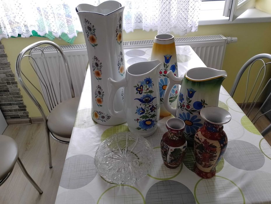 Wazony ceramiczne i wazony z kryształu oraz popielniczka