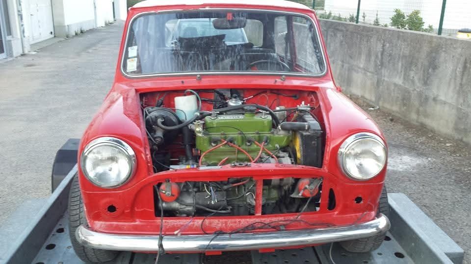Mini 1000 vermelho de 1973, em fase adiantada de restauro