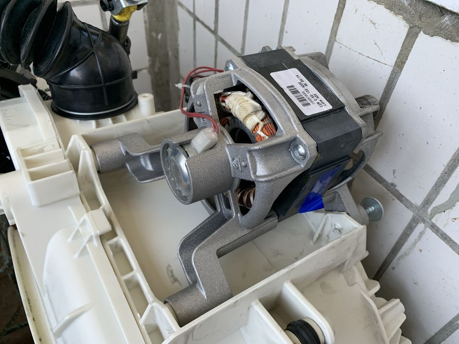 Пральна машинка Ariston Aqualtis ( на запчастини)