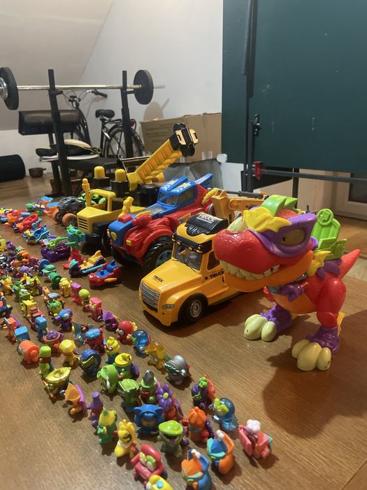 Sprzedam całą kolekcję zabawek widoczną na zdjęciu.