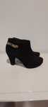 Botins de senhora elegantes e bonitos