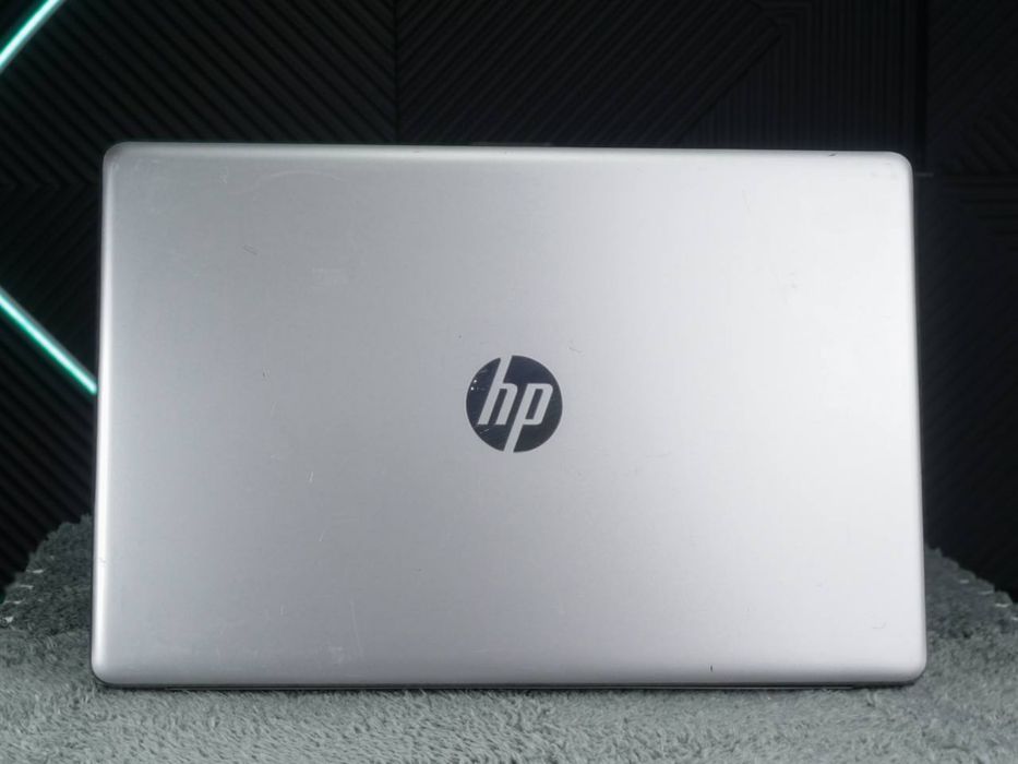 HP 470 G7 17.3" i7-10gen 8GB RAM 256GB SSD Radeon R7 M440