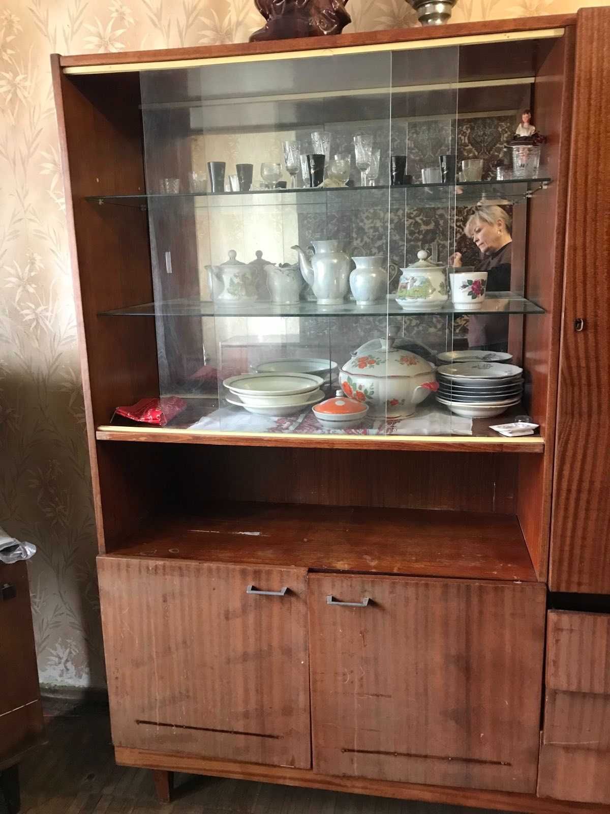 Продам б/у сервант. Оплата готівкою. Тільки самовивіз.